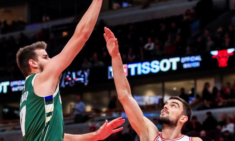 Bender dvoznamenkast u pobjedi Bucksa protiv Hornetsa, Harden u "All-Star" susretu do 60 poena