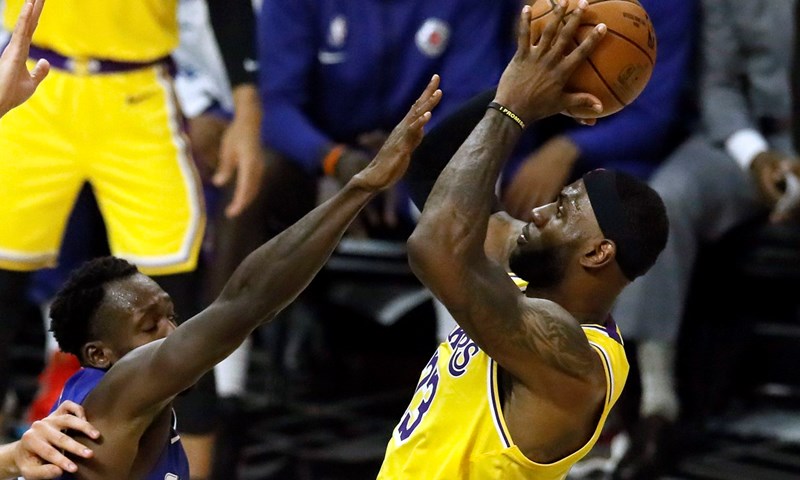Crowder sa sirenom pokvario sjajnu večer Irvinga, Lakersi i uz pomoć Howarda sredili Hornetse