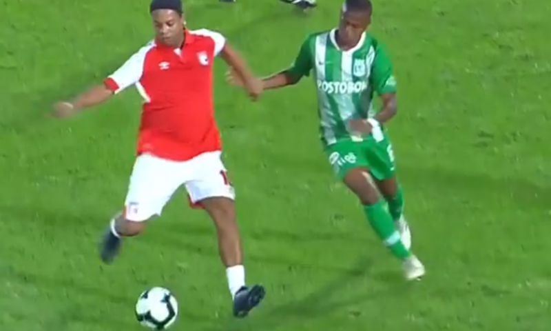 FANATIK: Ronaldinho ne gubi sjajan osjećaj za proigravanje