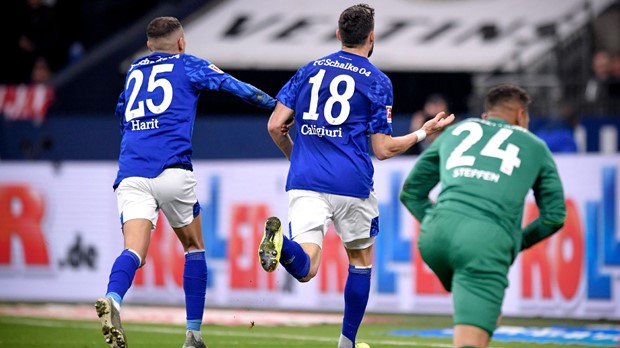 Jedvaj odigrao cijelu utakmicu u pobjedi Augsburga, Schalke tri puta ispustio vodstvo, hat-trick Henningsa