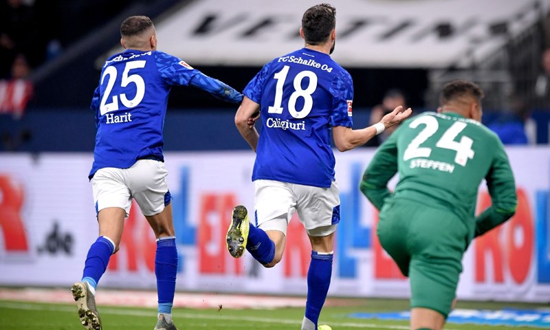 Jedvaj odigrao cijelu utakmicu u pobjedi Augsburga, Schalke tri puta ispustio vodstvo, hat-trick Henningsa
