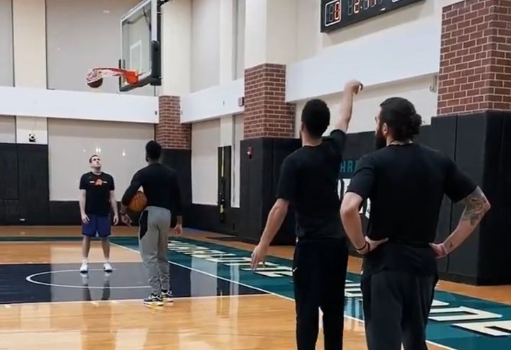 FANATIK: Devin Booker ubacio čak 45 trica zaredom, dajte Rickyju stolicu!