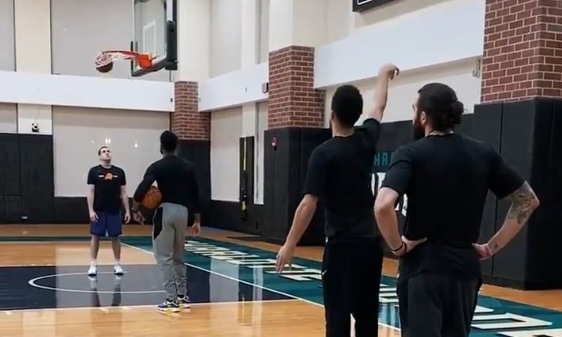 FANATIK: Devin Booker ubacio čak 45 trica zaredom, dajte Rickyju stolicu!