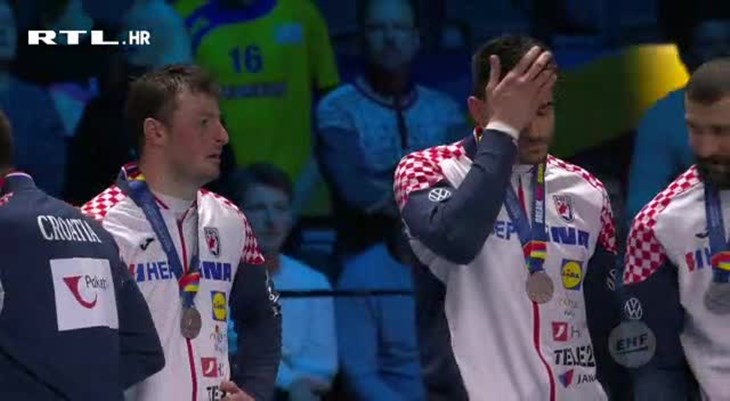 [VIDEO] Rukometaši u suzama primili srebrne medalje