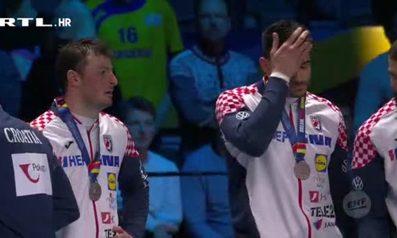 [VIDEO] Rukometaši u suzama primili srebrne medalje