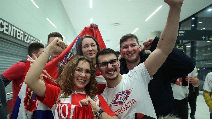 Srebrni rukometaši doputovali kući, neumorni navijači dočekali ih u zračnoj luci
