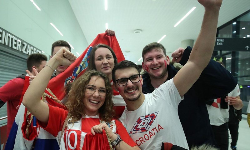 Srebrni rukometaši doputovali kući, neumorni navijači dočekali ih u zračnoj luci
