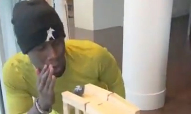 FANATIK: Bacary Sagna pokazuje kreativnost u izolaciji