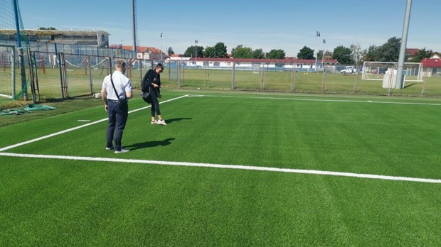 Teren s novom umjetnom travom gotov i spreman za korištenje