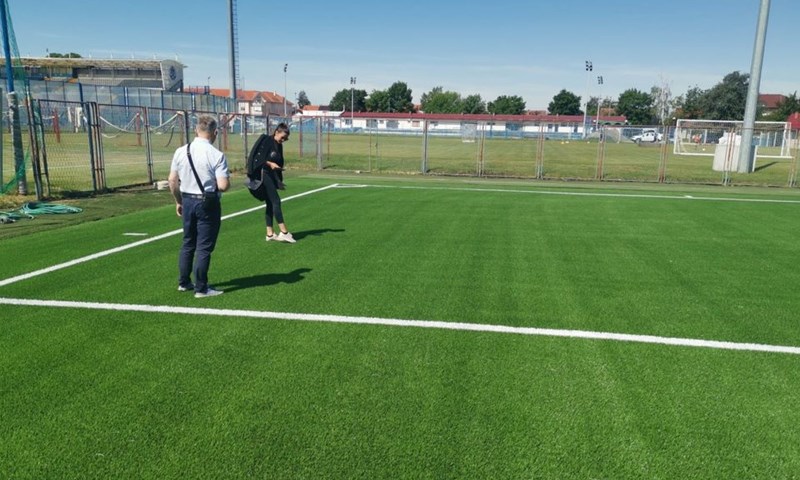 Teren s novom umjetnom travom gotov i spreman za korištenje