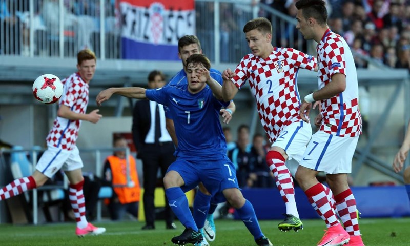 Mladi Filip Hlevnjak potpisao prvi profesionalni ugovor sa Slavenom