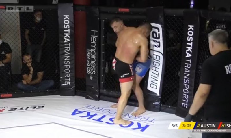 [VIDEO] Ishii pokušao Austina srušiti na parter