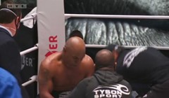 [VIDEO] Kao u dobra stara vremena, Tyson nastavio s udarcima i nakon zvuka gonga