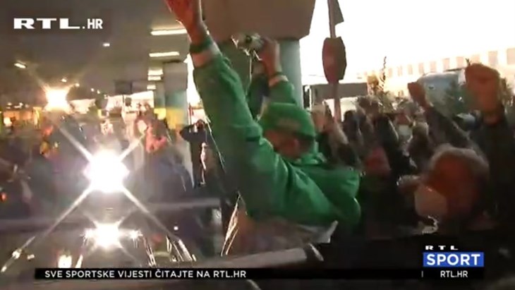 [VIDEO] Navijači Panathinaikosa čestitali Hezonji rođendan fantastičnim dočekom u Ateni