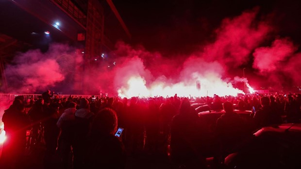 [VIDEO] Fanatik: Zagreb ispred stadiona gori, navijači upalili baklje za junake