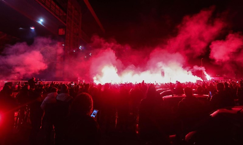 [VIDEO] Fanatik: Zagreb ispred stadiona gori, navijači upalili baklje za junake