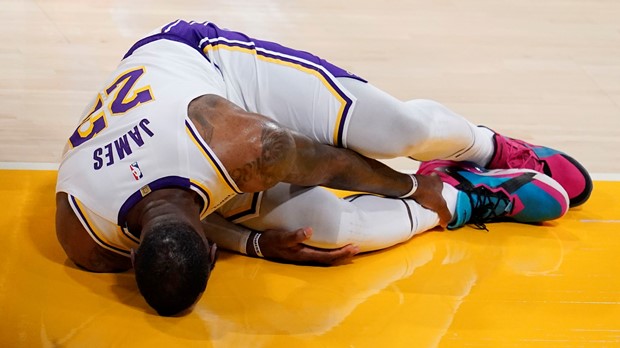 Lakersi izgubili uz ozljedu Jamesa, Sixersi deklasirali Kingse