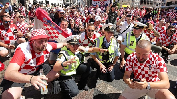 [FOTO] Hrvatski navijači fotografirali se s danskim policajkama