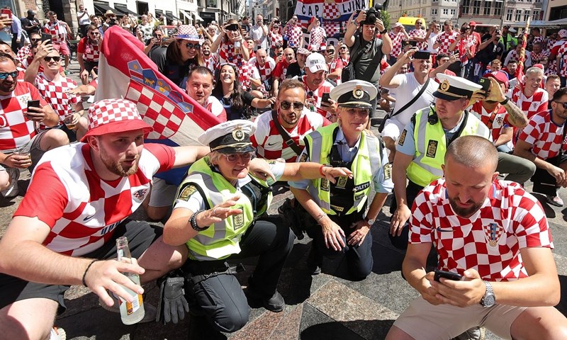 [FOTO] Hrvatski navijači fotografirali se s danskim policajkama