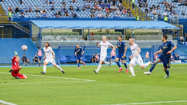 Dinamo poklonima u završnici susreta zadržao Valur u igri