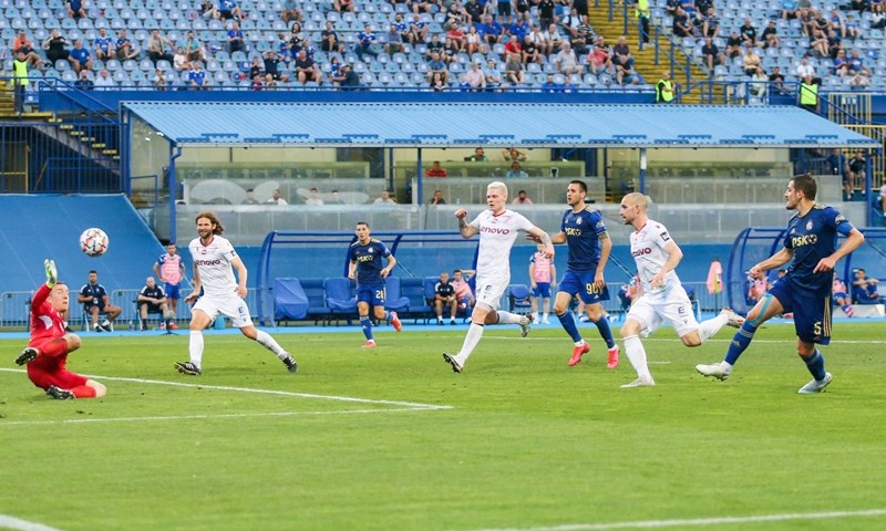 Dinamo poklonima u završnici susreta zadržao Valur u igri
