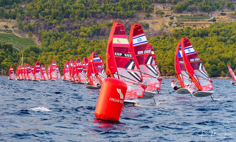 U Bolu na Braču započelo otvoreno Europsko prvenstvo za juniore u klasi iQ Foil