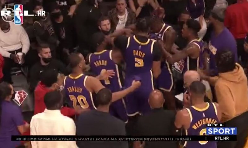 [VIDEO] Lakersi se svađali i naguravali na parketu pa kasnije gasili vatru