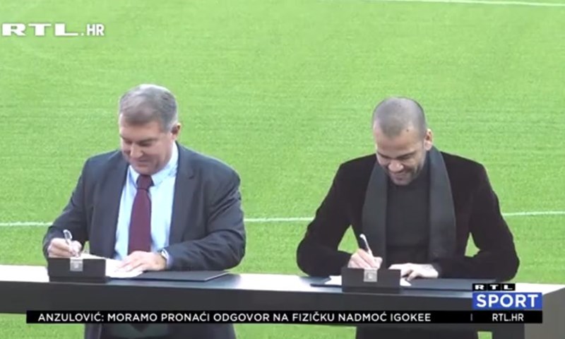 [VIDEO] Bosonogi Alves vratio se na Camp Nou i izazvao euforiju