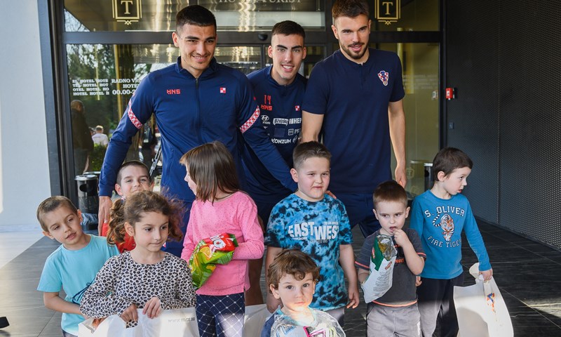 U-21 reprezentativci razveselili djecu iz Ukrajine