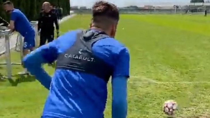 FANATIK: Lovrić iz nemogućeg kuta šalje loptu u mrežu