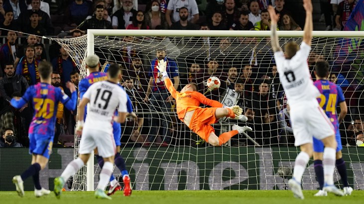 Jakić s Eintrachtom slavio na Camp Nouu i izbacio Barcelonu iz Europske lige!