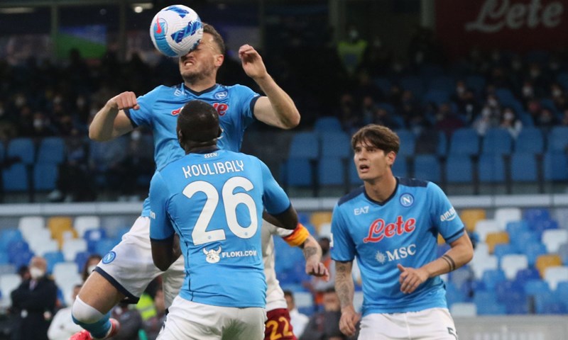 Dva vezana kiksa udaljila Napoli od borbe za naslov, Roma uzela bod u završnici