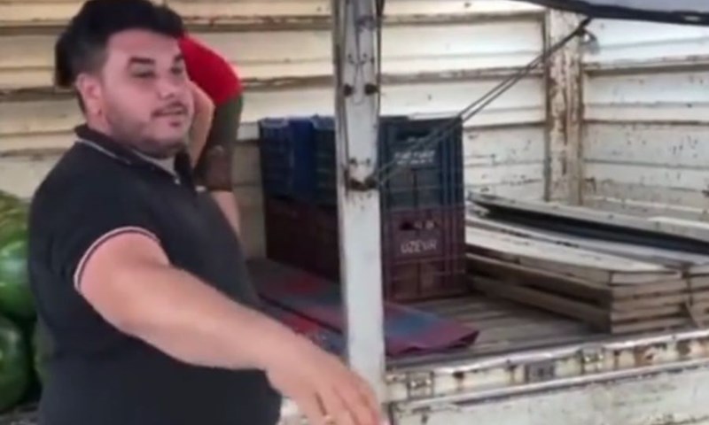 FANATIK: Ako ovo radi s lubenicom, što tek radi s loptom?