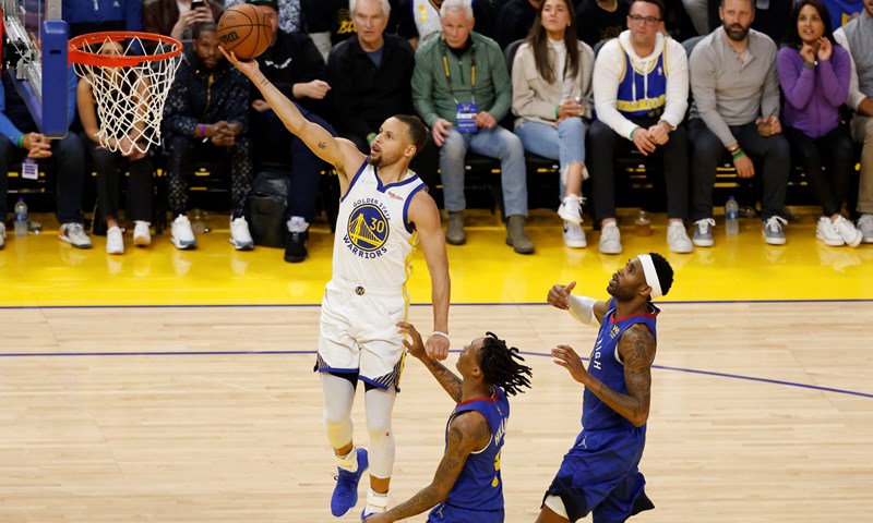 Sixersi i Warriorsi povećali vodstvo, pojavili se Embiid i Curry i donijeli pobjede