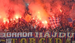 FANATIK: Bakljadom u Novigradu dočekali igrače Hajduka