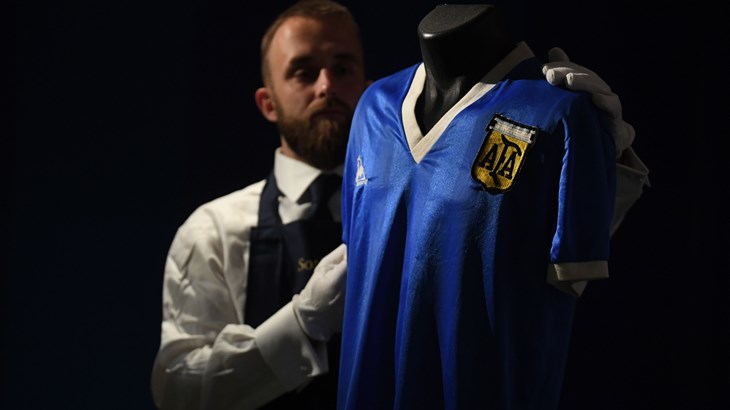 Dres u kojem je Maradona zabio svoje najslavnije golove prodan za skoro devet milijuna dolara