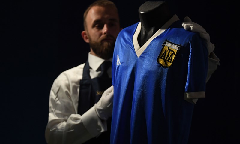 Dres u kojem je Maradona zabio svoje najslavnije golove prodan za skoro devet milijuna dolara