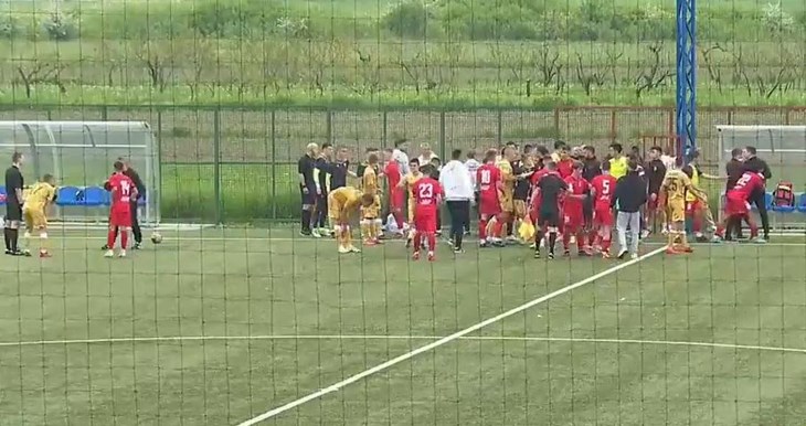 Prvi poraz juniora Hajduka, utakmicu obilježila tučnjava trenera i 12 minuta prekida