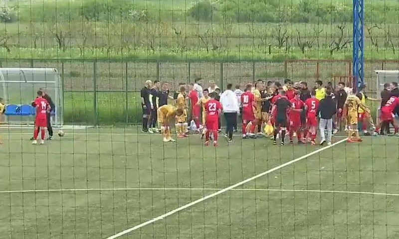 Prvi poraz juniora Hajduka, utakmicu obilježila tučnjava trenera i 12 minuta prekida