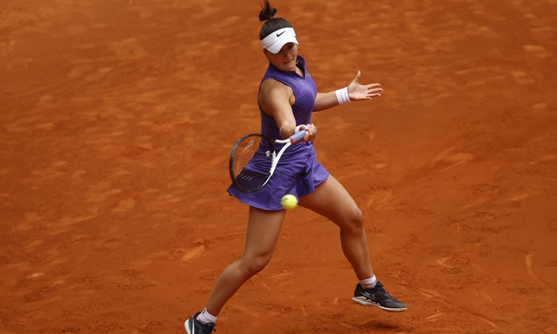 Andreescu do polufinala, Wang se namučila protiv Britanke
