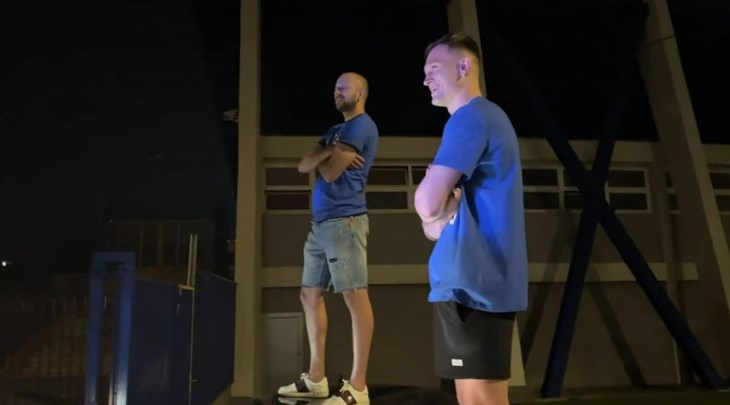 FANATIK: Mišić i Štefulj s tamburašima dočekali suigrače u Maksimiru