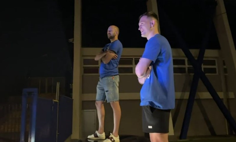 FANATIK: Mišić i Štefulj s tamburašima dočekali suigrače u Maksimiru