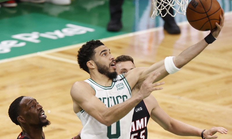 Bostonova obrana još jednom dobila bitku s Miamijevim napadom, Celticsi imaju meč loptu