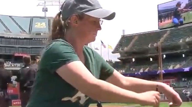 FANATIK: Amerikanka 'ispilila' himnu uoči MLB dvoboja Oakland Athleticsa i Boston Red Soxa