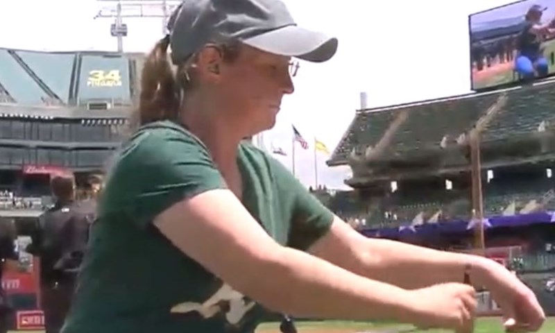 FANATIK: Amerikanka 'ispilila' himnu uoči MLB dvoboja Oakland Athleticsa i Boston Red Soxa