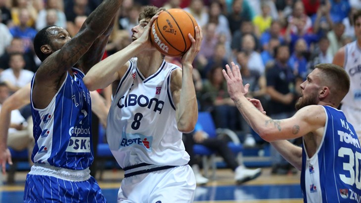 Radi se na pronalasku načina opstanka Cibone, igrači uglavnom na izlaznim vratima