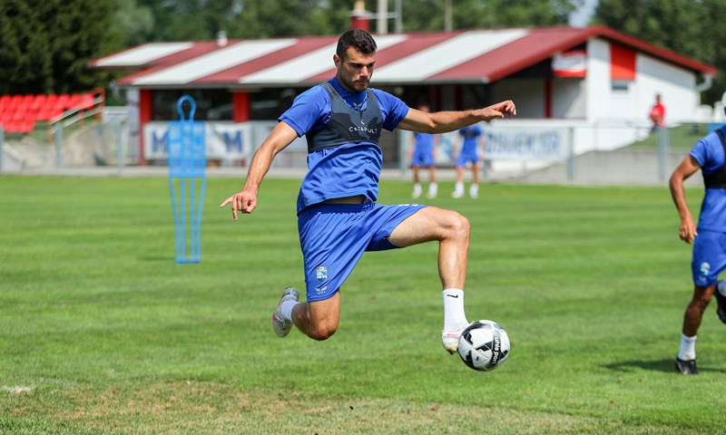 Antonio Mance ušao u igru pa brzo zaradio crveni karton