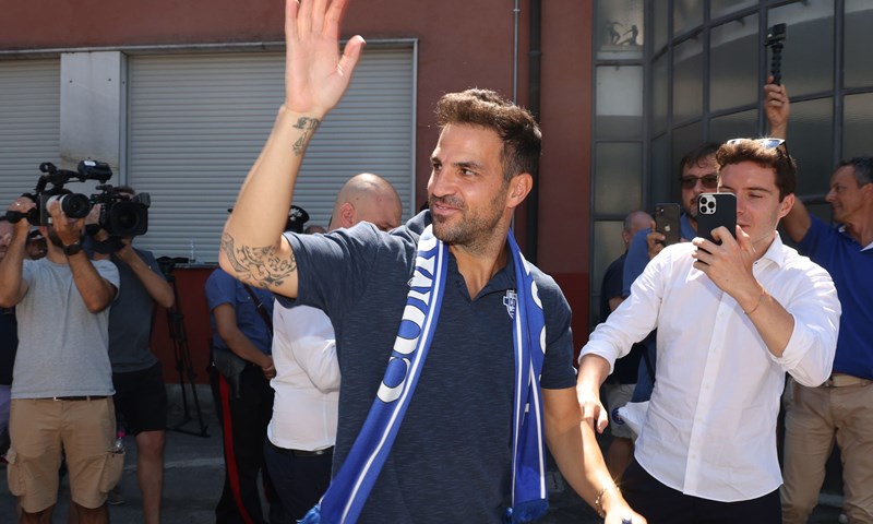 Milan zasad ne mijenja trenera, ali na ljeto svim silama ide po Fabregasa