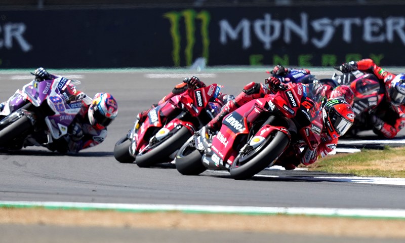 Espargaro u bolovima i sa slomljenom petnom kosti vozio utrku za VN Velike Britanije