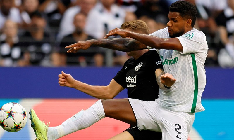 Sjajan start Sportinga, Jakićev Eintracht raspao se u zadnjih pola sata